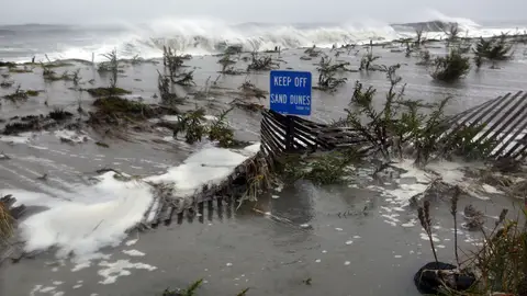 Las fuertes olas rompen sobre las dunas Las fuertes olas rompen sobre las dunas