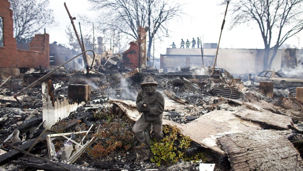 El barrio de Breezy Point, en Nueva York, incendiado tras el paso de Sandy