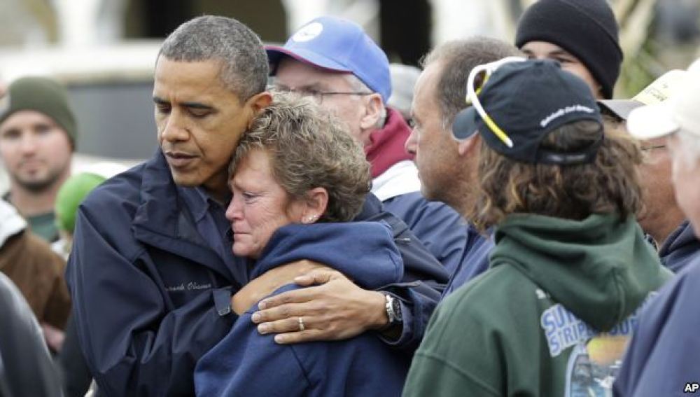 Obama abraza a una de las damnificadas