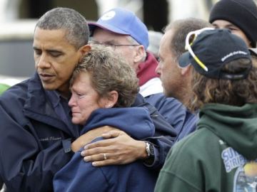 Obama abraza a una de las damnificadas