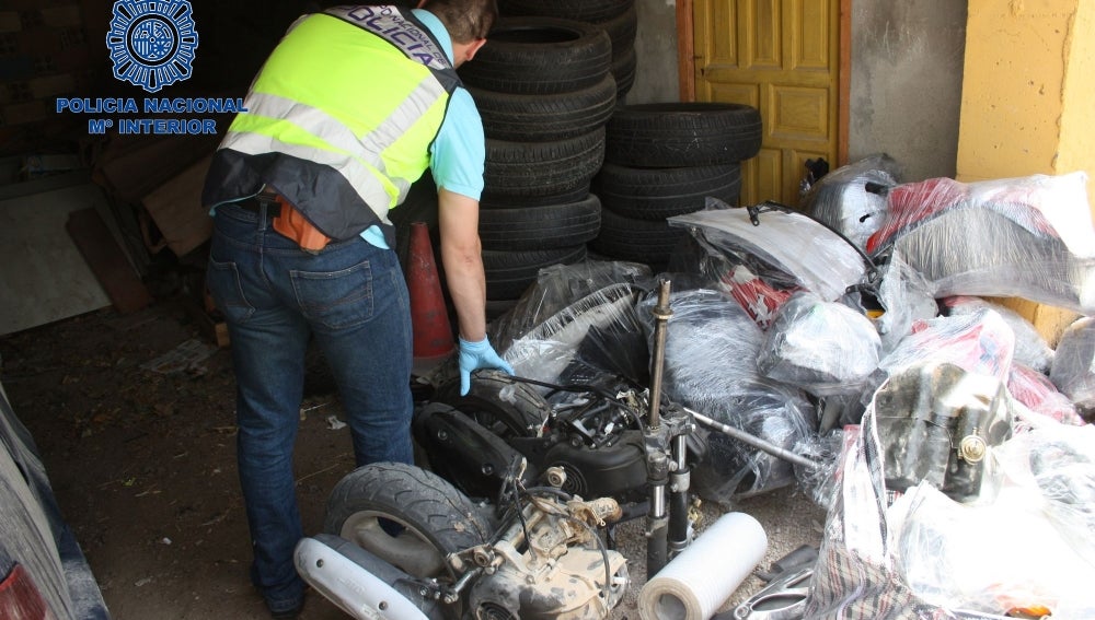 Desguazaban motos para enviar piezas a Marruecos