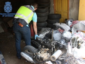 Desguazaban motos para enviar piezas a Marruecos