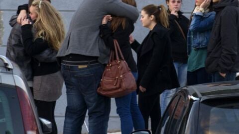 Varios j&oacute;venes en el tanatorio de Daganzo