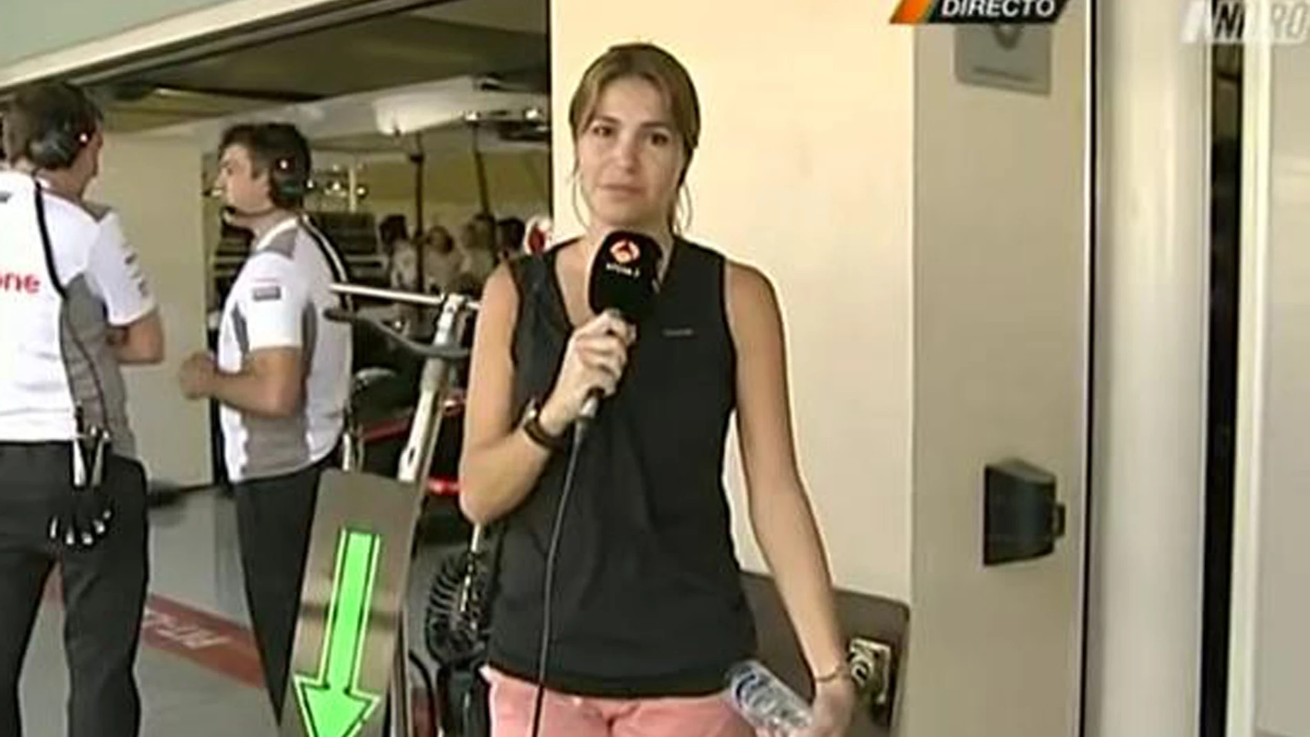 Nira Juanco en el box de McLaren