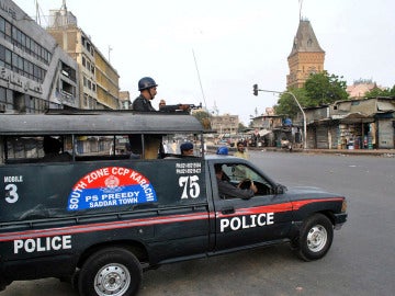 Un coche de policía patrulla las calles de Pakistán
