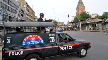Un coche de policía patrulla las calles de Pakistán