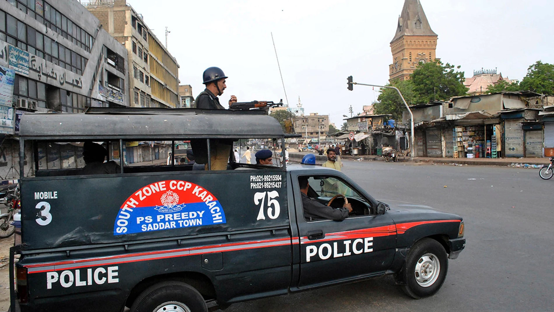 Un coche de policía patrulla las calles de Pakistán Un coche de policía patrulla las calles de Pakistán
