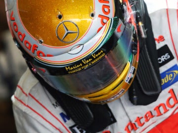 Hamilton nos muestra su casco