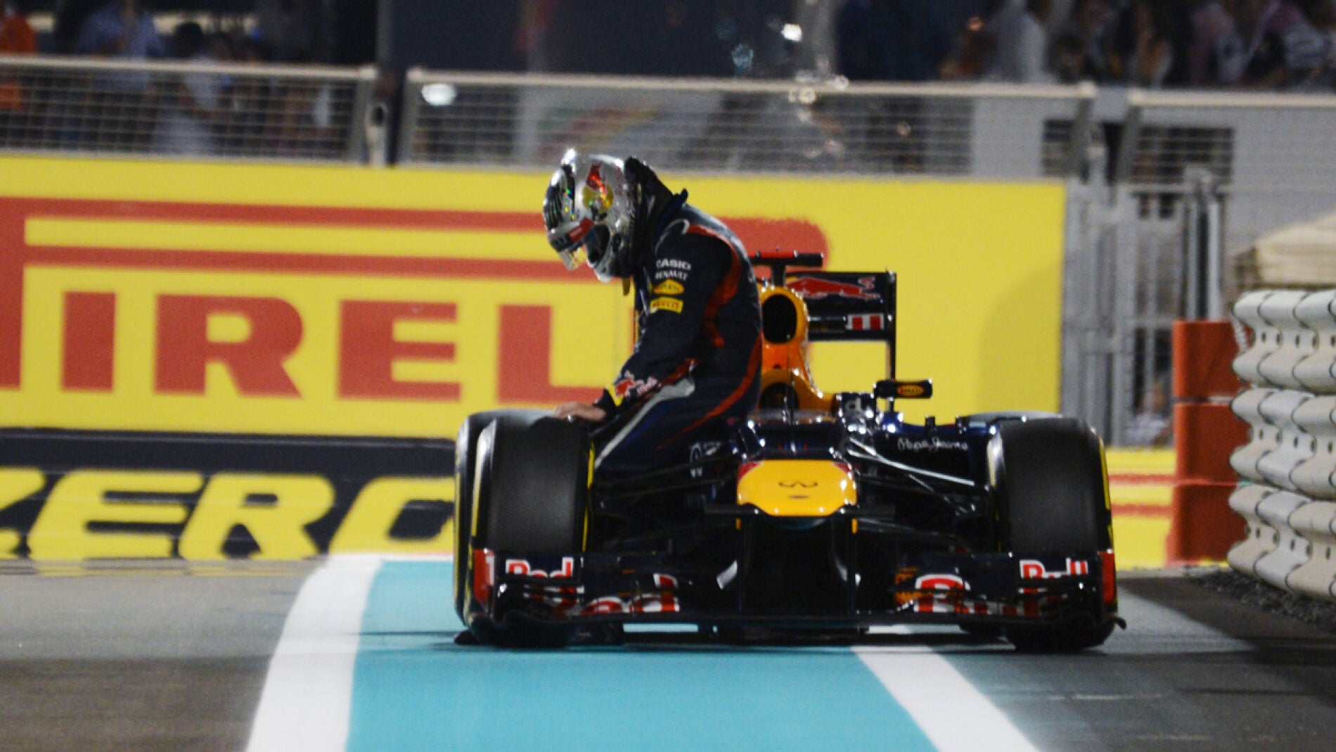 El coche de Vettel se para