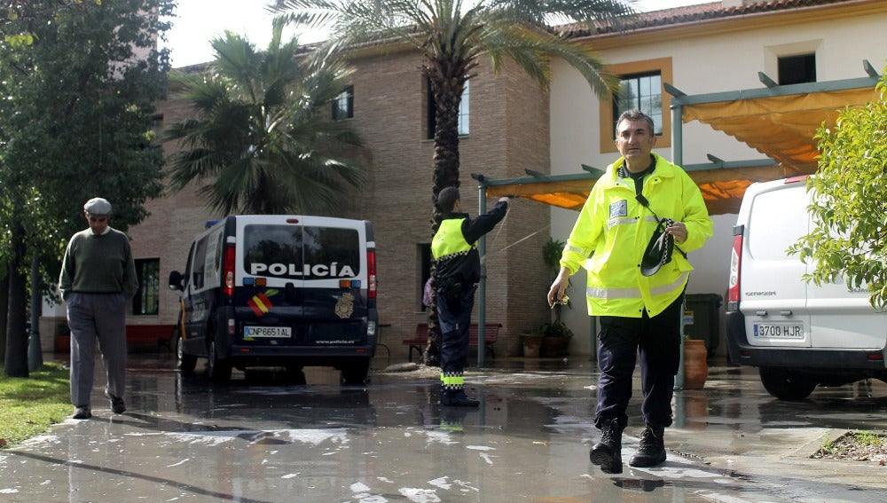 Agentes de la Policía Científica permanecen en el exterior de la residencia de ancianos