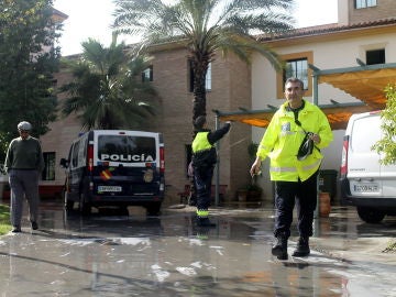 Agentes de la Policía Científica permanecen en el exterior de la residencia de ancianos Agentes de la Policía Científica permanecen en el exterior de la residencia de ancianos