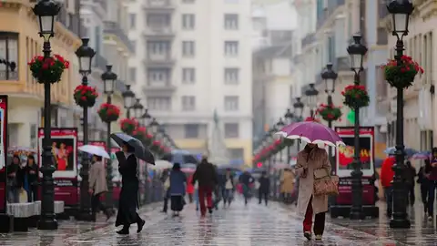 Paraguas en la malagueña calle Larios Paraguas en la malagueña calle Larios