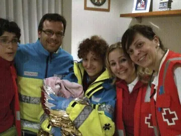 Los servicios sanitarios con un bebé nacido en su domicilio de Alcorcón Los servicios sanitarios con un bebé nacido en su domicilio de Alcorcón