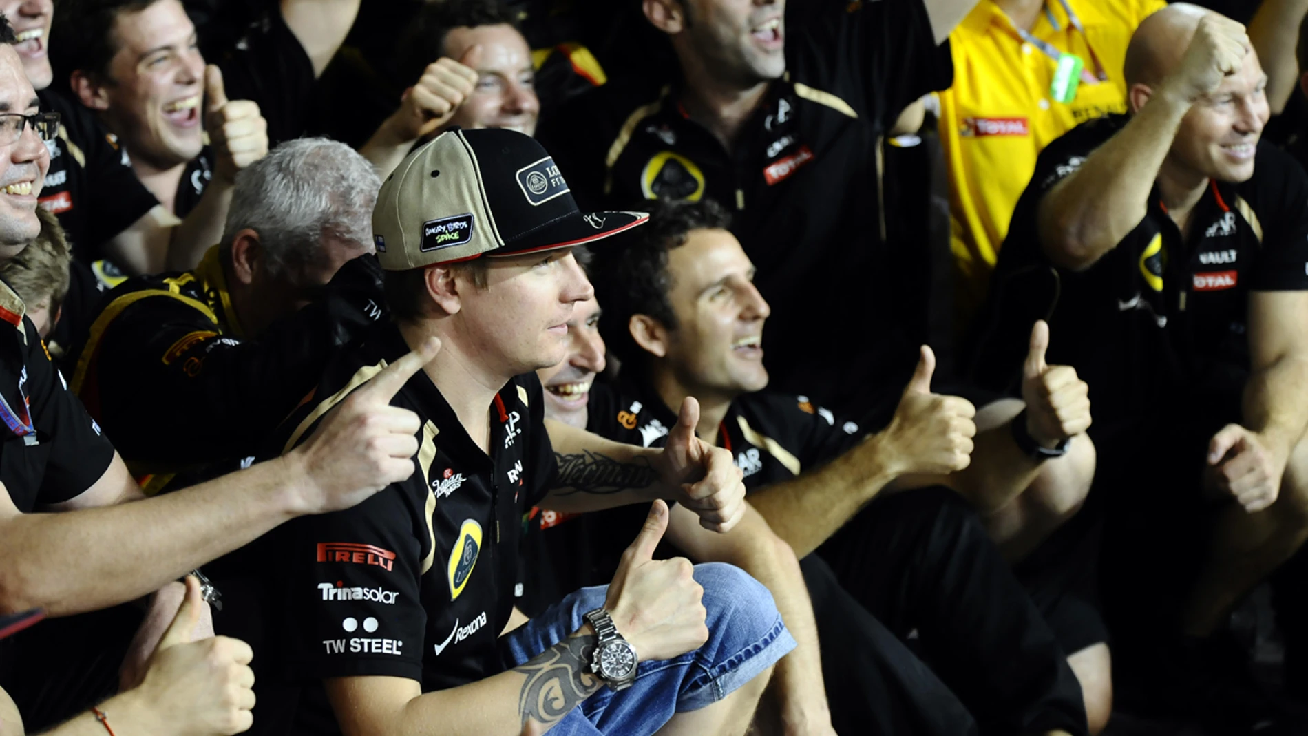 Kimi celebra la victoria con su equipo