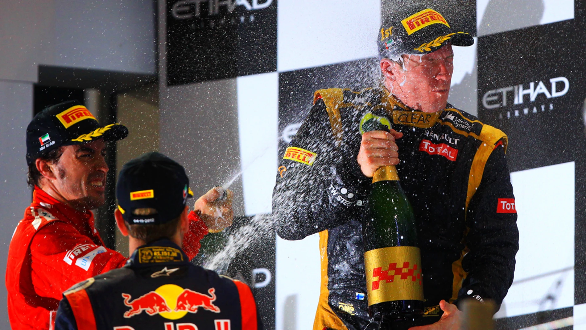 Alonso moja con champán a Raikkonen en el podio