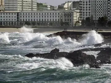 El norte de España se encuentra en alerta naranja por fenómenos costeros El norte de España se encuentra en alerta naranja por fenómenos costeros