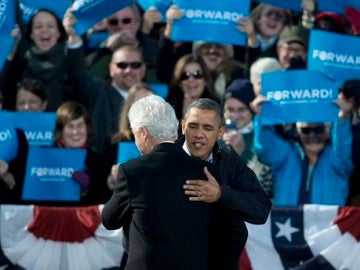 Barack Obama junto a Bill Clinton en un mitín en Concord