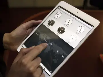 Una persona utiliza un iPad mini Una persona utiliza un iPad mini