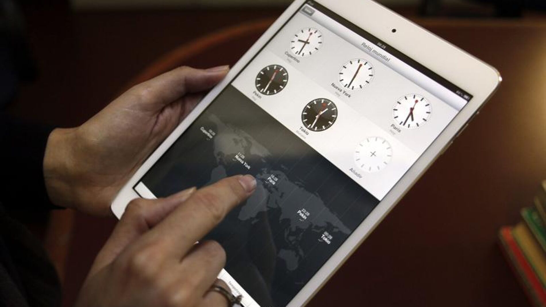 Una persona utiliza un iPad mini