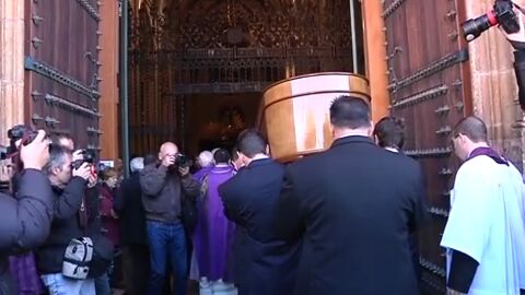 Familiares y amigos despiden a Bel&eacute;n Langdom en Alcal&aacute; de Henares