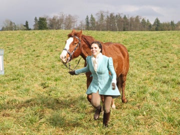 Regina con su caballo