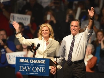 Mitt Romney en un mitín con su esposa en Manchester. 