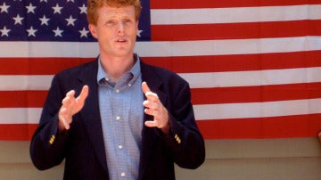 Joe Kennedy III en un mitin de campaña