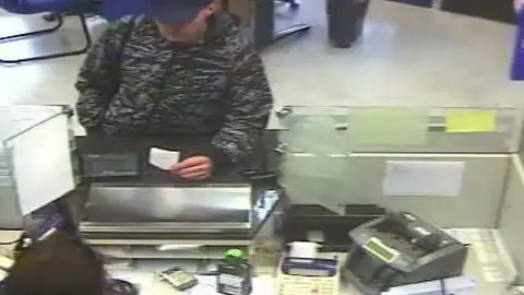 Detenido un atracador por asaltar 16 sucursales bancarias en Madrid Detenido un atracador por asaltar 16 sucursales bancarias en Madrid