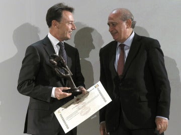 Matías Prats recogiendo el premio de la Guardia Civil Matías Prats recogiendo el premio de la Guardia Civil