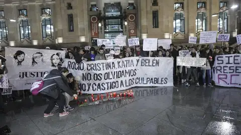 Cientos de personas han recordado a las cuatro fallecidas en el Madrid Arena Cientos de personas han recordado a las cuatro fallecidas en el Madrid Arena