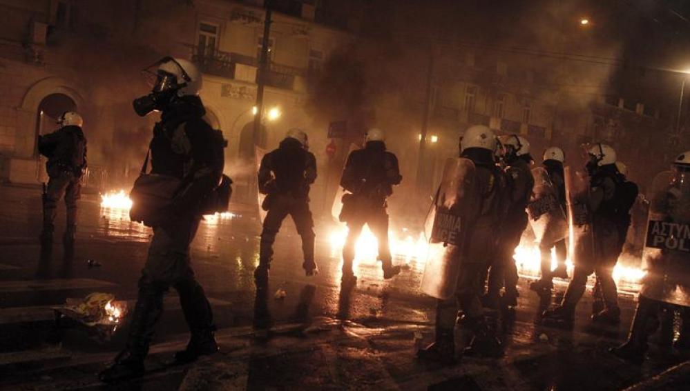 Policías antidisturbios se enfrentan contra los manifestantes