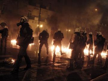 Policías antidisturbios se enfrentan contra los manifestantes