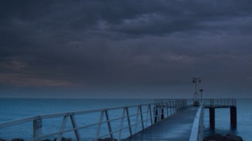 Amanecer nublado en la playa de Chilches