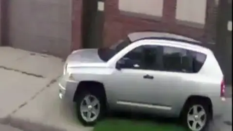 Coche adelantando por la acera Coche adelantando por la acera