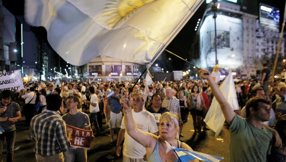 Manifestantes se congregan en el Obelisco en Buenos Aires