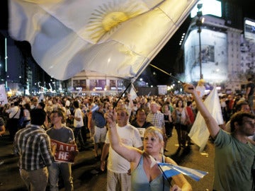 Manifestantes se congregan en el Obelisco en Buenos Aires