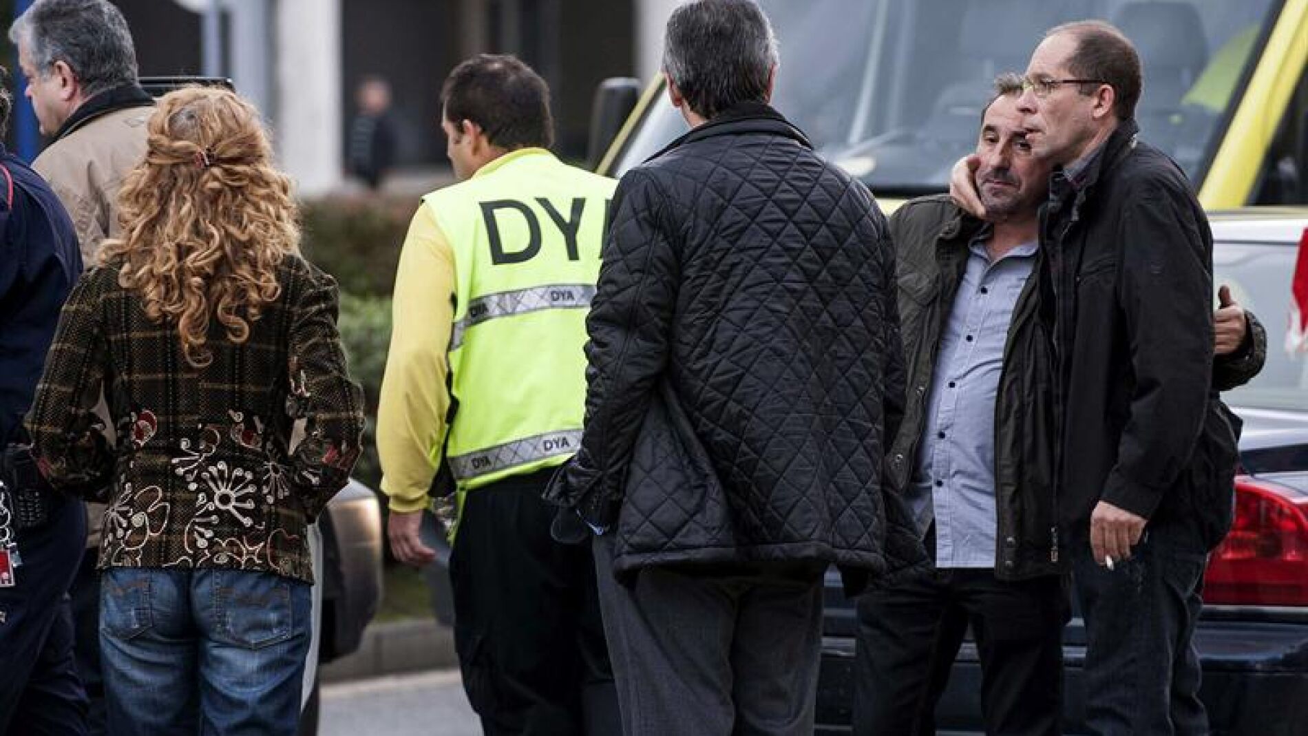 Familiares y amigos de la mujer se consuelan en las inmediaciones del domicilio