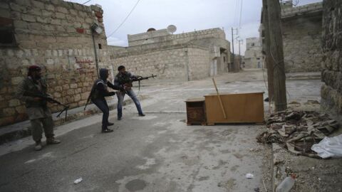  Combatientes del Ej&eacute;rcito de Liberaci&oacute;n Siria (ELS) luchan contra tropas gubernamentales