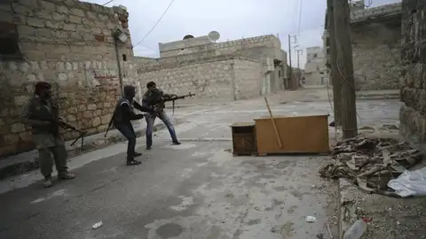 Combatientes del Ejército de Liberación Siria (ELS) luchan contra tropas gubernamentales Combatientes del Ejército de Liberación Siria (ELS) luchan contra tropas gubernamentales