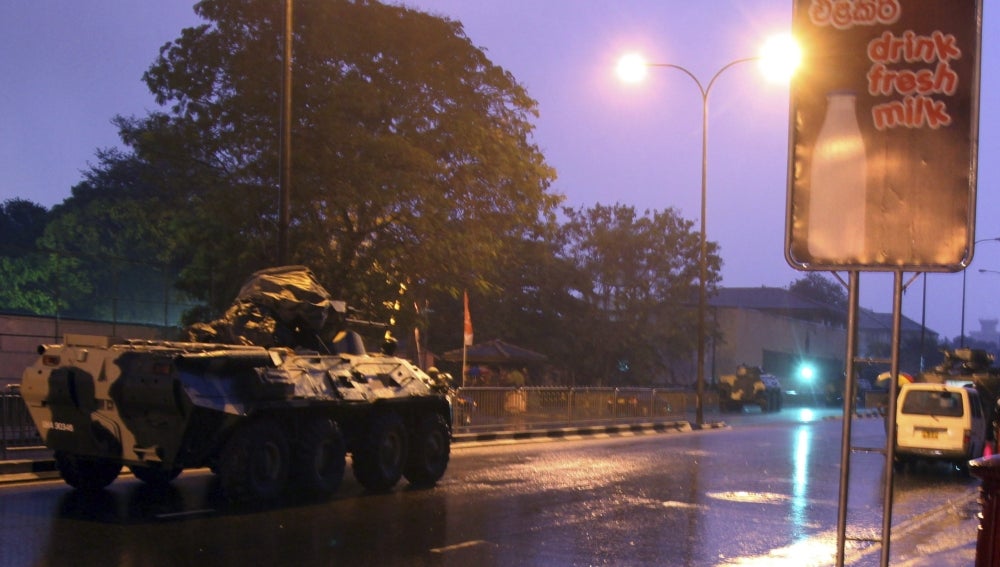 Vehiculo militar del ejército ceilanés apostado frente a la prisión de Welikada en Sri Lanka