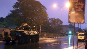 Vehiculo militar del ejército ceilanés apostado frente a la prisión de Welikada en Sri Lanka