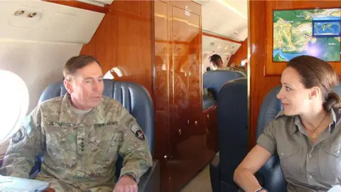 David Petraeus junto a Paula Broadwell David Petraeus junto a Paula Broadwell