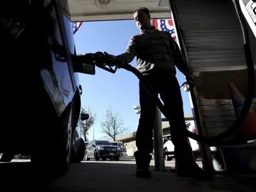 Nueva York raciona la venta de gasolina para garantizar el suministro de combustible Nueva York raciona la venta de gasolina para garantizar el suministro de combustible