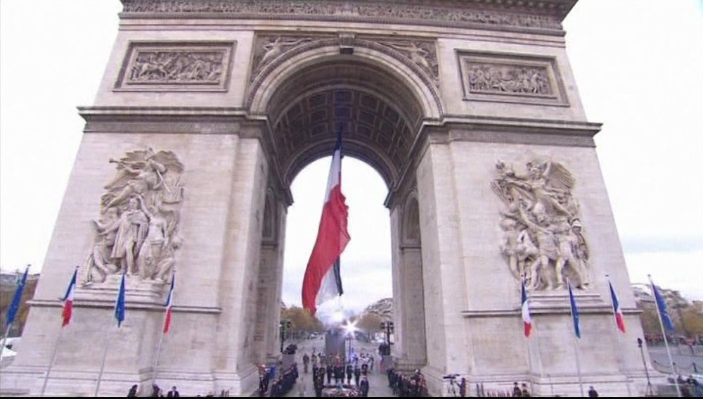 Francia conmemora el fin de la I Guerra Mundial en el Arco del Triunfo