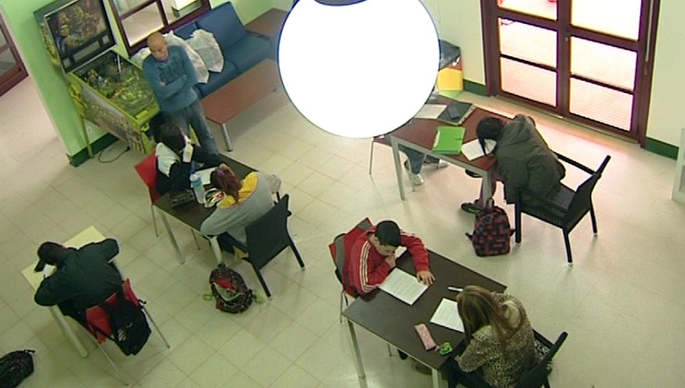 Aislados de su entorno, con disciplina y hábito de estudio, estos jóvenes aprenden a reconducir su vida