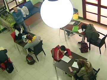 Aislados de su entorno, con disciplina y hábito de estudio, estos jóvenes aprenden a reconducir su vida