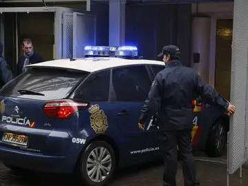 Coche de la Policía Nacional en una comisaría de León Coche de la Policía Nacional en una comisaría de León