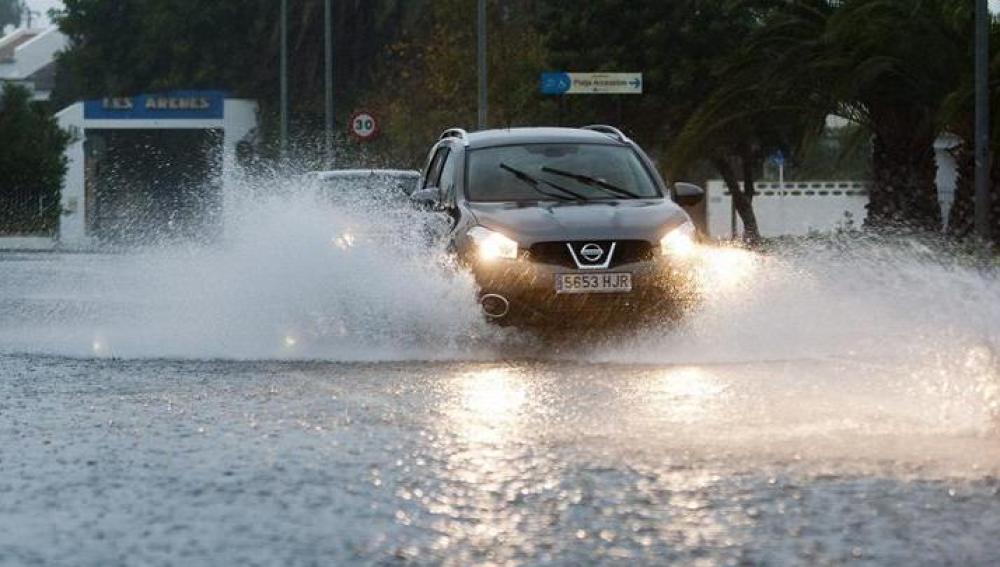 El temporal obliga a cerrar el puerto de Denia (Alicante)