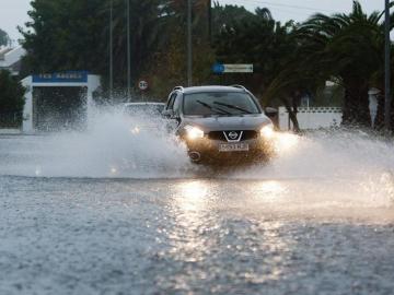 El temporal obliga a cerrar el puerto de Denia (Alicante)