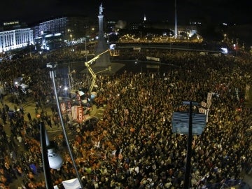 Miles de personas se concentran en la plaza de Colón, 